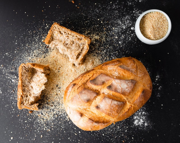 Geschmackvoller Brotlaib der Draufsicht auf dem Tisch