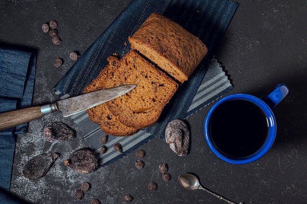 Geschmackvoller gebackener Kuchen der Draufsicht und heiße Schokolade