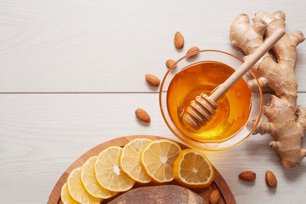 Geschmackvoller Honig der Draufsicht mit Ingwer und Zitrone