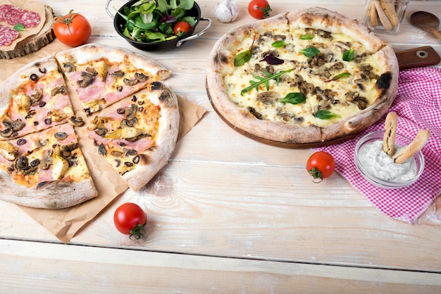 Geschmackvoller italienischer Snack mit Tomaten und Brotstöcken über Holzverkleidung