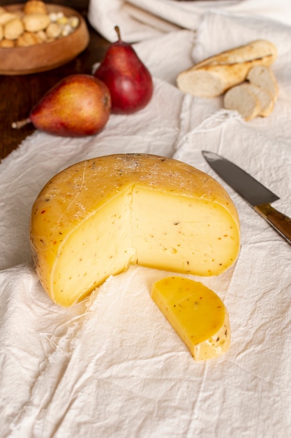 Geschmackvoller Käse der Nahaufnahme auf einer Tabelle