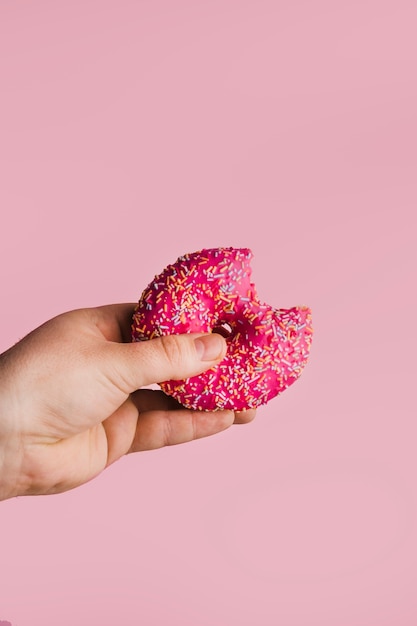 Geschmackvoller Rosa glasig-glänzender Nachtisch in der Hand