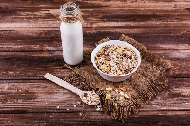 Geschmackvolles gesundes Morgenfrühstück gemacht von der Milch und vom Brei mit Nüssen und Früchten