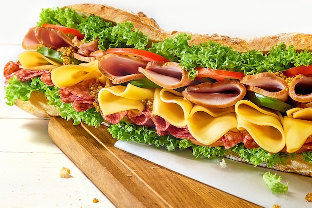 Kostenloses Foto geschmackvolles großes sandwich auf weiß