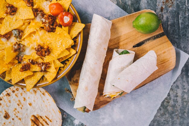 Geschmückte köstliche mexikanische Nachos in der Platte mit Tacos