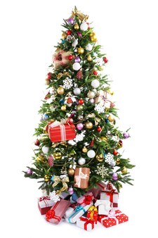 Geschmückter weihnachtsbaum mit geschenken darunter isoliert auf weiß