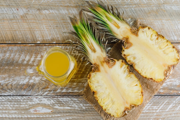 Geschnittene Ananas mit Saft auf Sackleinen