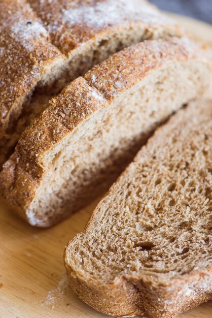 Geschnittene Brötchen auf Holztischabschluß oben