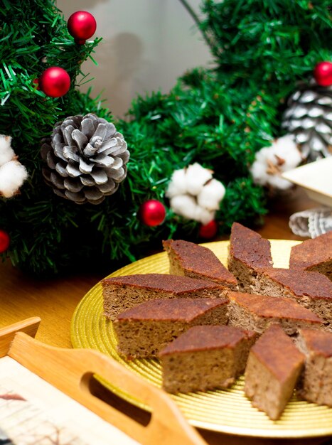 Geschnittene Dessertstücke auf dem Teller