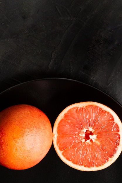 Geschnittene Grapefruit flach legen