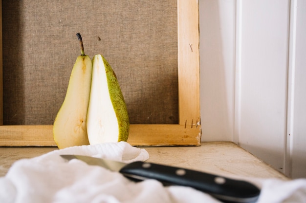 Geschnittene Hälften od Birne auf dem Tisch