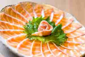 Kostenloses Foto geschnittene lachs sashimi