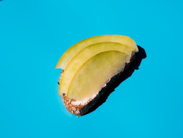 Geschnittene Mango auf einem Gemüsesandwich