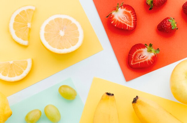 Geschnittene orange Erdbeerbanane und -trauben des Kalkes