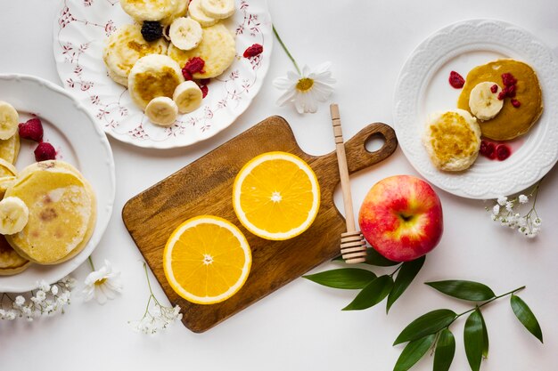 Geschnittene Orangen mit Pfannkuchen und Früchten