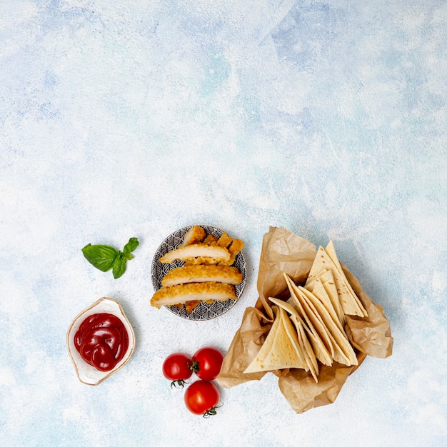 Geschnittene pita und tomaten mit fleisch und soße