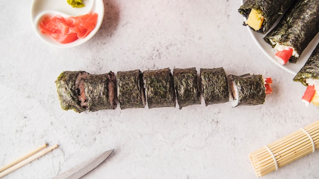 Kostenloses Foto geschnittene sushirolle mit gewürzen