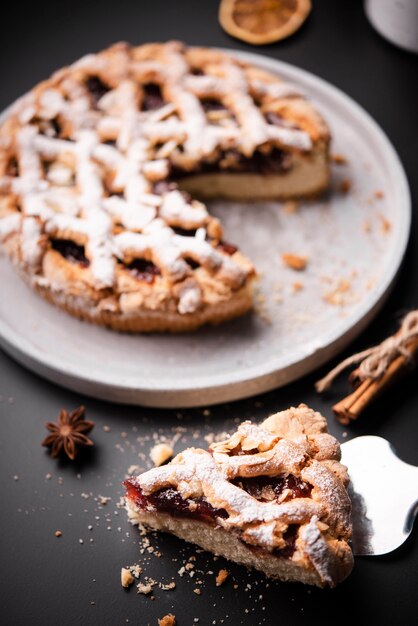 Geschnittene Torte mit Anis und Zimt