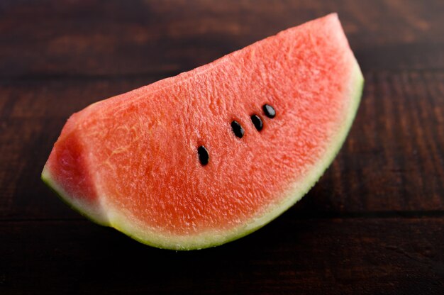 Geschnittene Wassermelone auf einem Holztisch.