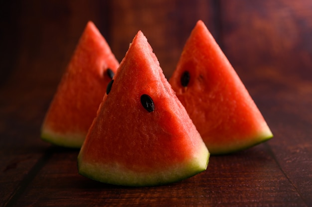 Geschnittene Wassermelone auf einem Holztisch.