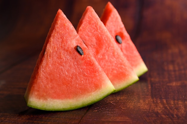 Geschnittene Wassermelone auf einem Holztisch.