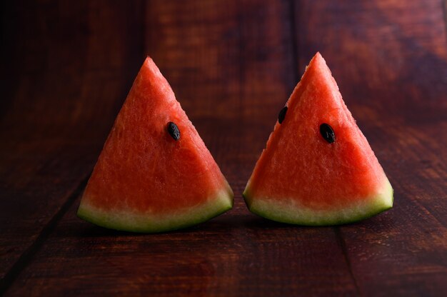 Geschnittene Wassermelone auf einem Holztisch.