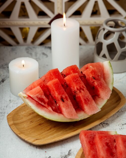 Geschnittene Wassermelone auf Holzschreibtisch