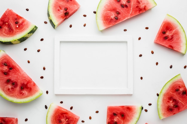 Kostenloses Foto geschnittene wassermelone der flachen lage auf weißem hintergrund mit rahmen