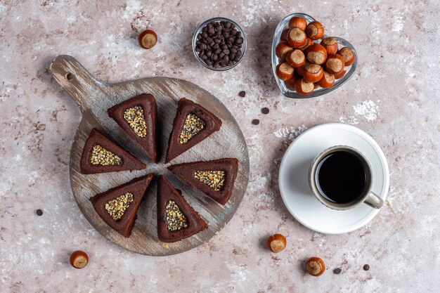 Geschnittener Brownie-Kuchen mit Haselnüssen.