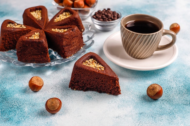 Geschnittener Brownie-Kuchen mit Haselnüssen.