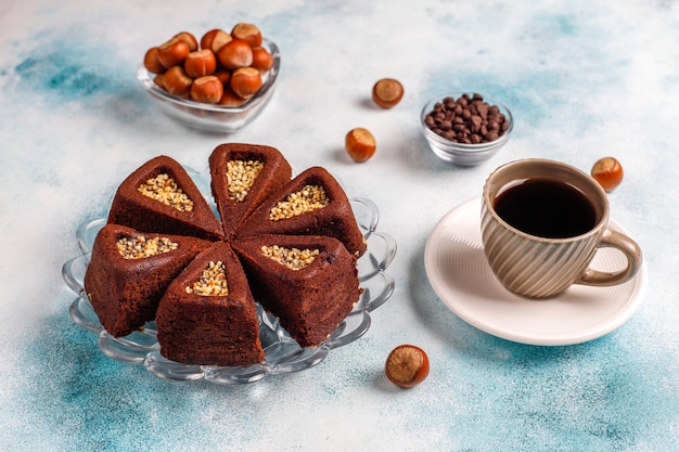 Geschnittener Brownie-Kuchen mit Haselnüssen.