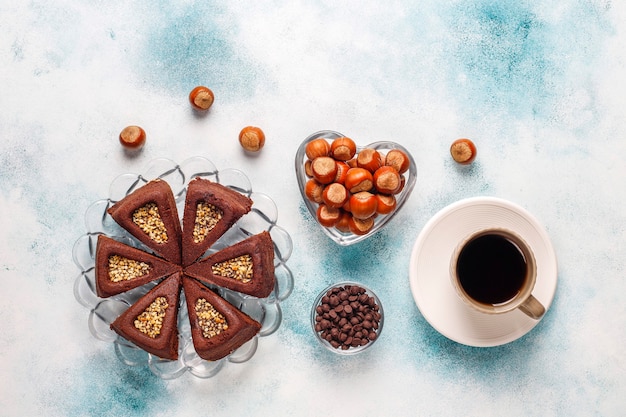 Geschnittener Brownie-Kuchen mit Haselnüssen.