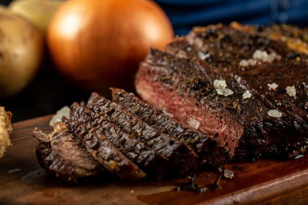 Geschnittener Fleischgrill mit Zwiebeln und Meersalz