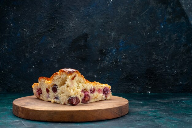 Kostenloses Foto geschnittener kirschkuchen mit gebackenen kirschen innen auf dunkelblau