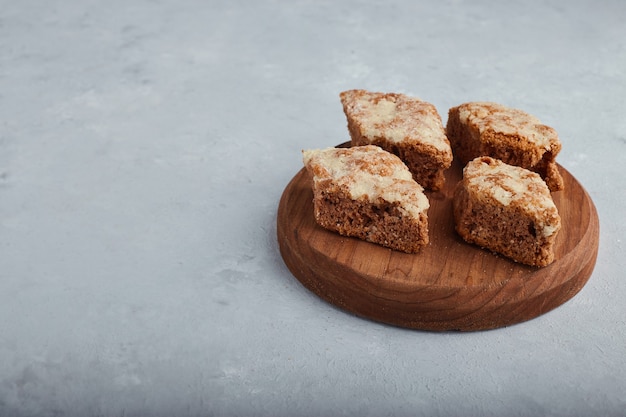 Geschnittener Kuchen auf einer Holzplatte.