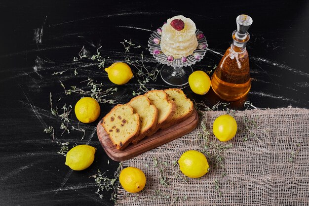 Geschnittener Kuchen in einer Platte auf Schwarz