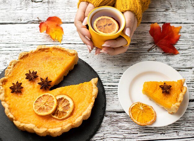 Geschnittener Kürbiskuchen mit getrockneter Zitrone