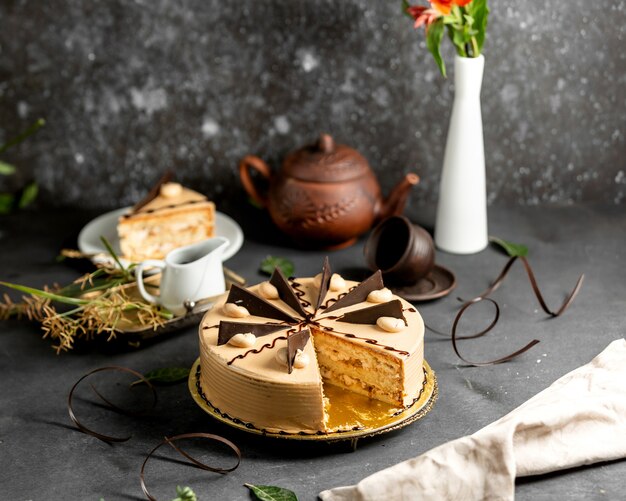 Geschnittener runder Kuchen mit Kaffeecreme und Schokoladenstücken