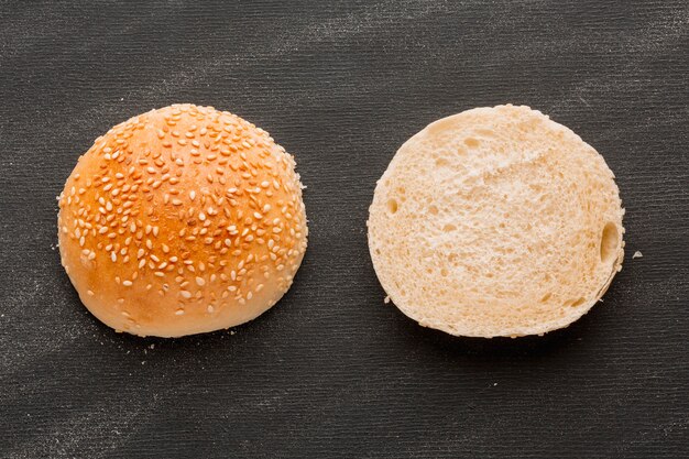 Geschnittenes Brötchen mit Samen des indischen Sesams