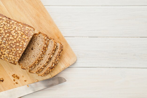 Geschnittenes Brot an Bord