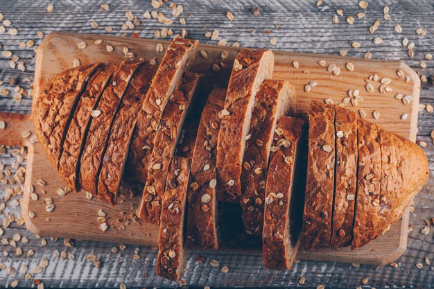 Geschnittenes Brot auf einem Schneidebrett auf einer Holzoberfläche