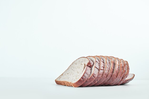 Geschnittenes Brot auf grauem Tisch.