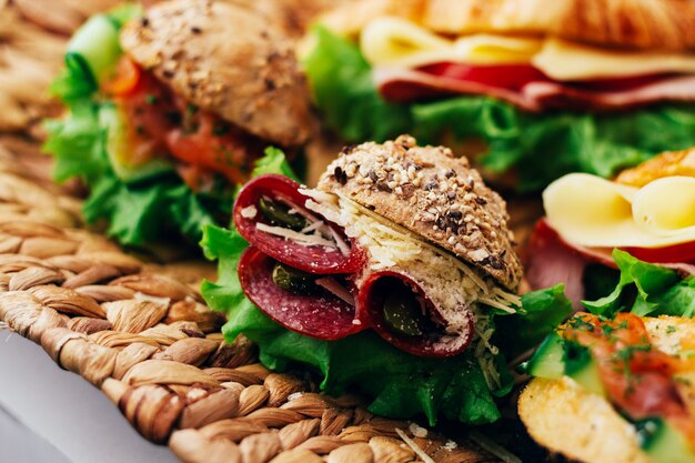 Geschnittenes Brot mit Käse und Würstchen im Inneren