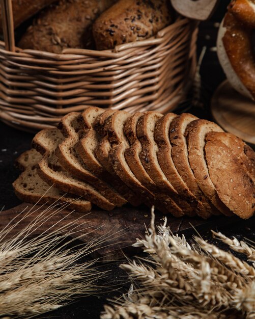 geschnittenes Brot mit Sesam belegt