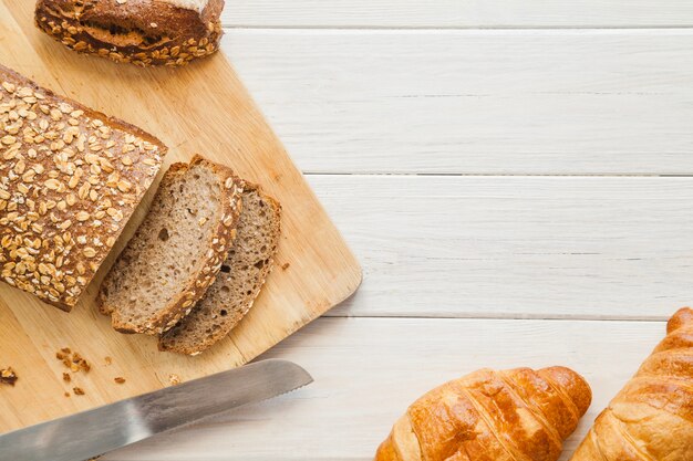 Geschnittenes Brot und Croissants