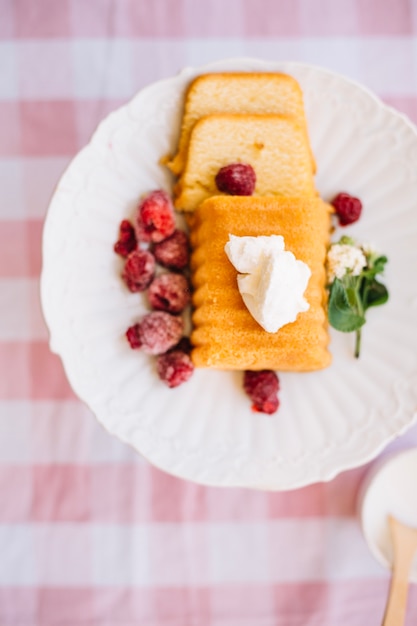 Kostenloses Foto geschnittenes dessert