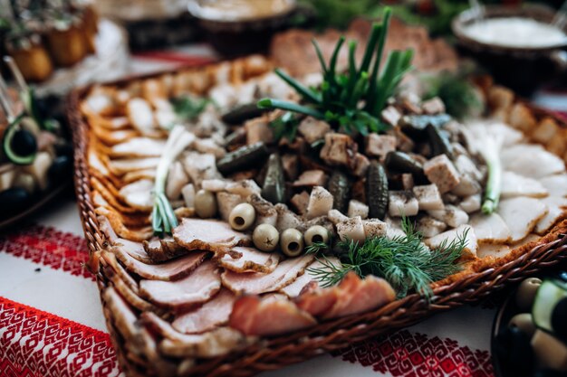 Geschnittenes Fleisch und andere Snacks stehen auf dem Festtisch