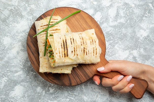 Geschnittenes Sandwich der Draufsicht mit gegrilltem Fleisch auf Burger-Sandwichmahlzeitnahrung des weißen Hintergrunds