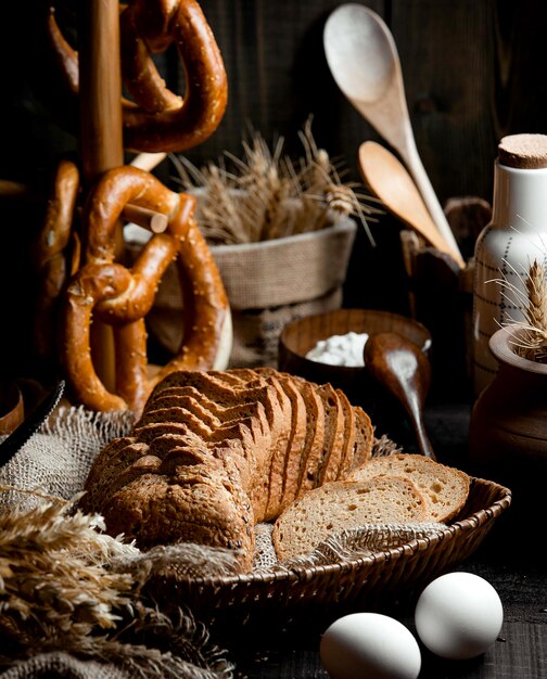 Geschnittenes Schwarzbrot auf dem Tisch