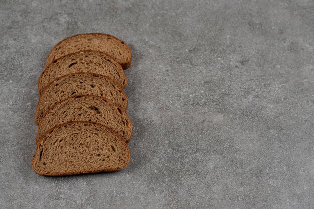 Geschnittenes Schwarzbrot auf Marmoroberfläche